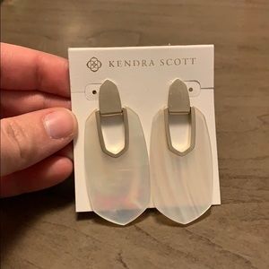 Kendra Scott Earring in Ivory Mother of Pearl